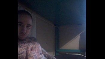 Dotado todo tatuado mostrando sua pica na cam